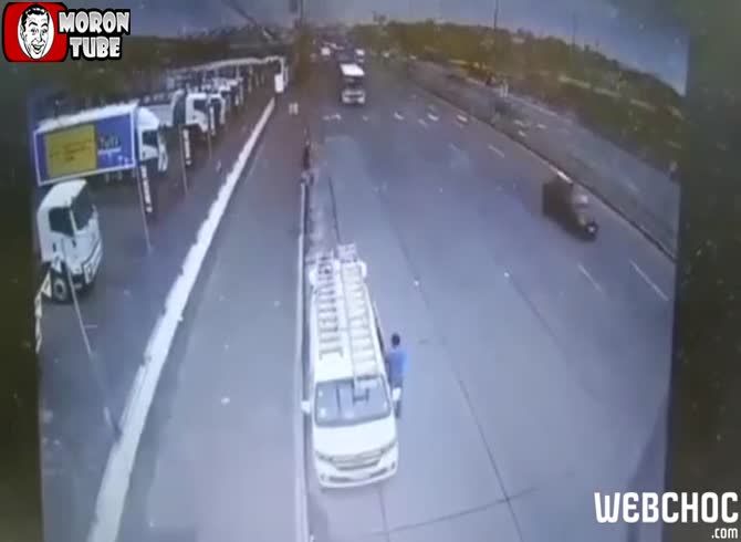 Video :A bus collides with them as they stop at the side of the road